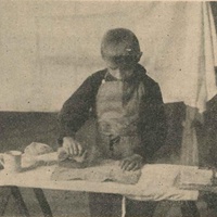 [Bambino che svolge attività di vita pratica] [anni Venti] - J. Faussek, <em>La composizione presso i fanciulli russi</em>, in "L'idea Montessori", a.II, n.4, dicembre 1928, p.7.$$$306
