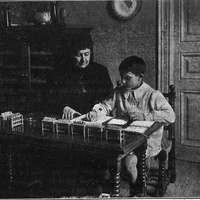 La doctora María Montessori, ab un dels petits dexebles de la Casa deis Nens, de Barcelona [1916] - <i>Escola Montessori</i>, in “La ilustració Catalana/Feminal”, n.660, 30 Janer 1916, pp.6-7.$$$40