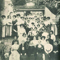 [Corso di pedagogia scientifica a Città di Castello, presso villa Montesca residenza dei Baroni Franchetti, 1909. Montessori è la prima a destra, nella seconda fila dal basso] - M. Montessori, <i>Corso di pedagogia scientifica</i>, Città di Castello, Società Tip. Editrice, 1909, Biblioteca ONM.$$$21