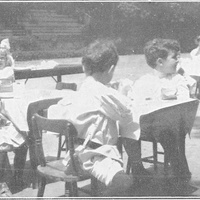 Esercizi di vita pratica [Casa dei Bambini a San Francisco, primi anni Dieci] - M. Montessori, <i>Il metodo della pedagogia scientifica applicato all’educazione infantile nelle Case dei Bambini</i>, Roma, Ermanno Loescher &amp; C., 1913.$$$88