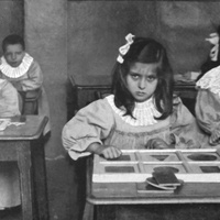 Esercizio agli incastri piani [Casa dei Bambini a San Lorenzo, Roma, 1907-1909] - M. Montessori, <i>Il metodo della pedagogia scientifica applicato all’educazione infantile nelle Case dei Bambini</i>, Città di Castello, Tipografia della Casa Editrice S. Lapi, 1909.$$$76