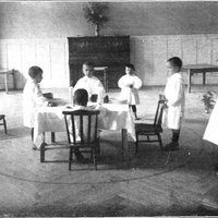 [Esercizi di vita pratica: apparecchiare. Scuola Montessori presso la Casa di Marternità di Barcellona, 1914] - Roig, <i>Lo qu'es el sistema pedagogich de la doctora Montessori</i>, in “La ilustració Catalana/Feminal”, n.590,  27 Setembre 1914, pp.1-5.$$$52