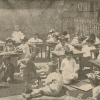 "Casa dei Bambini" municipale, in via S. Teresa degli Scalzi 144. Napoli (Lavoro col materiale didattico in terrazza) [primi anni Venti] - M. Montessori, <i>Manuale di Pedagogia Scientifica</i>, Napoli, Alberto Morano Editore, 1921.$$$61