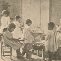 "Case dei Bambini" municipali, presso il R. Convitto "Carminiello" al Rettifilo (Esercizi di vita pratica) [primi anni Venti] - M. Montessori, <i>Manuale di Pedagogia Scientifica</i>, Napoli, Alberto Morano Editore, 1921.$$$63