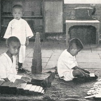 Esercizi con le aste (Scuola Montessori, India) [fine anni Quaranta] - M. Montessori, <i>La scoperta del bambino</i>, Milano, Garzanti, 1950.$$$138