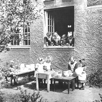 Lavoratori e osservatori dopo, il pranzo. Interesse intenso nel lavare i piatti - e sincera ammirazione nel vederli lavare [Casa dei Bambini a Berlino, anni Venti] - M. Montessori, <i>Il metodo della pedagogia scientifica applicato all’educazione infantile nelle Case dei Bambini</i>, Roma, Maglione & Strini, 1926.$$$11