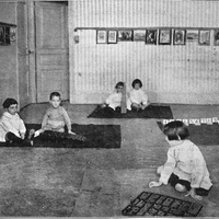 Exercicis ab el material escolar Montessori. — (Fot. Ballell) [Casa dei Bambini di Barcellona, 1916] -<i>Escola Montessori</i>, in “La ilustració Catalana/Feminal”, n.660, 30 Janer 1916, pp.6-7.$$$43