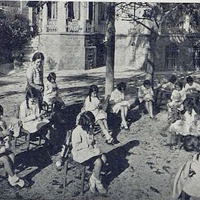 Casa dels nens. Institució municipal Montessori. Córsega, 268. Les nenes treballant al jardí [Scuola Comunale Montessori di Barcellona] - <i>L'escola públìca de Barcelona i el mètode Montessori</i>, Barcellona, Ayuntamiento de Barcelona, 1933.$$$57