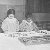 Bambini che compongono le parole con l'alfabetario mobile [Casa dei Bambini a San Lorenzo, Roma, 1907-1909] - M. Montessori, <i>Il metodo della pedagogia scientifica applicato all’educazione infantile nelle Case dei Bambini</i>, Città di Castello, Tipografia della Casa Editrice S. Lapi, 1909.$$$73