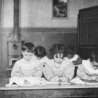 Bambini che fanno esercizi ai telai delle allacciature [Casa dei Bambini a San Lorenzo, Roma, 1907-1909] - M. Montessori, <i>Il metodo della pedagogia scientifica applicato all’educazione infantile nelle Case dei Bambini</i>, Città di Castello, Tipografia della Casa Editrice S. Lapi, 1909.$$$4