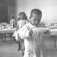 Casa dei bambini in Via Giusti a Roma [anni Dieci] - G. Alatri, <em>Le prime Case dei bambini a Roma tra il 1907 e il 1914 da San Lorenzo al Pincio, passando per via Giusti (Prima Parte)</em>, in "Vita dell'infanzia", a.LVI, n.11-12, nov.-dic. 2007, pp.4-15.$$$194