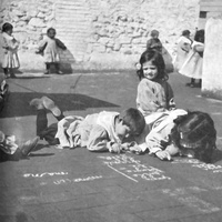 Bambini che scrivono in terra sulla terrazza [Casa dei Bambini a San Lorenzo, Roma, 1907-1909] - M. Montessori, <i>Il metodo della pedagogia scientifica applicato all’educazione infantile nelle Case dei Bambini</i>, Città di Castello, Tipografia della Casa Editrice S. Lapi, 1909.$$$5