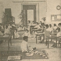 "Case dei Bambini" municipali, al Carminiello (Una parte della grande sala di lavoro della sezione di tirocinio) [Napoli, primi anni Venti] - M. Montessori, <i>Manuale di Pedagogia Scientifica</i>, Napoli, Alberto Morano Editore, 1921.$$$65