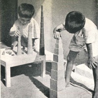 Esercizio con il materiale per la discriminazione visiva delle gradazioni di dimensione. Si badi al movimento intenzionale delle mani e all'attitudine che manifesta la concentrazione totale della mente e del corpo. (Scuola Montessori, Adyar-Madras, India) [fine anni Quaranta] - M. Montessori, <i>La scoperta del bambino</i>, Milano, Garzanti, 1950.$$$130