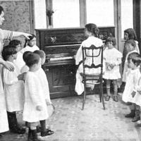 Clase de música. Educación del oído y del tacto por medio de los sonidos y de la mecánica del piano [Scuola Comunale Montessori di Barcellona, 1916] - in "La Ilustratíon Artística", a.XXXIV, n.1.748, 28 Junio 1915, p.442.$$$47