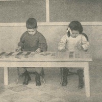 Il bambino ha eseguito un esercizio di flessione dei nomi nel genere e nel numero; mentre la bambina sta facendo un esercizio di accordanza tra nome e articolo [primi anni Dieci] - M. Montessori, <i>L'autoeducazione nelle scuole elementari</i>, Roma, E. Loescher & C. - P. Maglione e Strini, 1916.$$$145