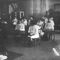 "Il silenzio" - Scuola di Poggioreale (Napoli). [anni Venti] - M. Montessori, <i>Il metodo della pedagogia scientifica applicato all’educazione infantile nelle Case dei Bambini</i>, Roma, Maglione & Strini, 1926.$$$167