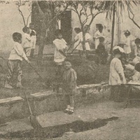 "Casa dei Bambini" municipale, in via S. Teresa degli Scalzi 144. Napoli (Coltivazione delle piante in giardino) [Napoli, primi anni Venti] - M. Montessori, <i>Manuale di Pedagogia Scientifica</i>, Napoli, Alberto Morano Editore, 1921.$$$62