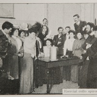 Una lezione di antropologia all’Università di Roma al “Corso di perfezionamento per i licenziati delle scuole normali”, detto anche “Scuola pedagogica”, istituito presso la Facoltà di Lettere all'Università di Roma, 1906 (<i>La nuova Scuola pedagogica a Roma</i>, in “L’Illustrazione Italiana”, 21 luglio 1907, p. 55, Biblioteca ONM).$$$48