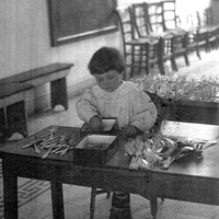 Casa dei bambini in Via Giusti a Roma [anni Dieci] - G. Alatri, <i>Le prime Case dei bambini a Roma tra il 1907 e il 1914 da San Lorenzo al Pincio, passando per via Giusti (Prima Parte)</i>, in "Vita dell'infanzia", a.LVI, n.11-12, nov.-dic. 2007, pp.4-15.$$$183