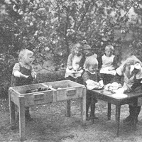 Ammirazione e tenerezza per la piccolina di due anni che asciuga i piatti. L'opera più pregiata è quella che manifesta le possibilità massime di ciascuno [anni Venti] - M. Montessori, <i>Il metodo della pedagogia scientifica applicato all’educazione infantile nelle Case dei Bambini</i>, Roma, Maglione & Strini, 1926.$$$106