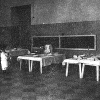Cooperazione nell'apparecchiare per il pranzo. (Classe Montessori nella scuola elementare comunale di via Trionfale, in Roma) [anni Venti] - M. Montessori, <em>Il metodo della pedagogia scientifica applicato all’educazione infantile nelle Case dei Bambini</em>, Roma, Maglione & Strini, 1926.$$$104