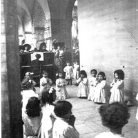 Casa dei bambini in Via Giusti a Roma [anni Dieci] - G. Alatri, <i>Le prime Case dei bambini a Roma tra il 1907 e il 1914 da San Lorenzo al Pincio, passando per via Giusti (Prima Parte)</i>, in "Vita dell'infanzia", a.LVI, n.11-12, nov.-dic. 2007, pp.4-15.$$$193