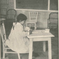 Bambina che fa addizioni col materiale delle perle [primi anni Dieci] - M. Montessori, <i>L'autoeducazione nelle scuole elementari</i>, Roma, E. Loescher &amp; C. - P. Maglione e Strini, 1916.$$$153