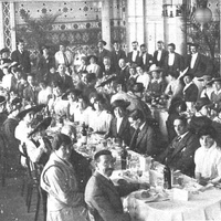 Banquete celebrado en el Hotel Tibidabo organizado en honor de la Doctora Montessori por los profesores nacionales que han asistido al Curso Internacional dado por tan eminente pedagoga. (De fotografía de nuestro reportero A. Merletti) [IV Corso internazionale Montessori] - In “La Ilustracion Artística”, a. XXXV, n.1.795, 22 Mayo 1916, p.343.$$$38