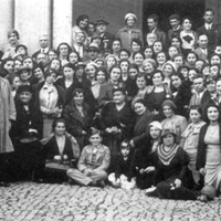 Frascati: I Congressisti a Villa Falconieri [IV Congresso Internazionale Montessori a Roma, 1934. Montessori al centro, Piaget il secondo da sinistra] - <i>Le giornate del Congresso</i>, in "Opera Montessori. Bollettino bimestrale", a. II, n. 2-3, marzo-giugno, p.78, Biblioteca ONM.$$$26