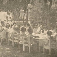 "Case dei Bambini" municipali, a via Bosco Capodimonte 41 ( I bambini pranzano in giardino) [Napoli, primi anni Venti] - M. Montessori, <i>Manuale di Pedagogia Scientifica</i>, Napoli, Alberto Morano Editore, 1921.$$$68