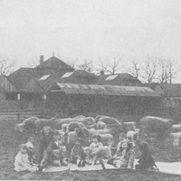 Felice fratellanza con la natura, (una scuola rurale Montessori, in Inghilterra) [anni Venti] - M. Montessori, <i>Il metodo della pedagogia scientifica applicato all’educazione infantile nelle Case dei Bambini</i>, Roma, Maglione & Strini, 1926.$$$108