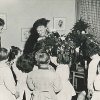 Montessori visita una Casa dei Bambini a Torino, 1950 (Archivio ONM).$$$29