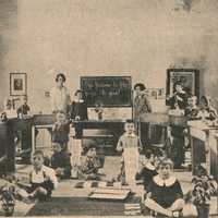 Prima classe montessoriana di Garlasco (Pavia) ancora in fieri in quanto sprovvista ancora dell'arredamento e del materiale didattico apposito, 1927 - E. Mazzoleni, <em>La mia prima Montessori in Garlasco con materiale preparato da me</em>, in "L'Idea Montessori", a.II, n.1, settembre 1928, p.7.$$$267