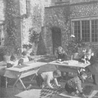 Classe all'aperto. "Casa dei Bambini" del Signor Hawker in Inghilterra (Runton-Norfolk). Maestra Sig.na Lidbetter [primi anni Dieci] - M. Montessori, <i>Il metodo della pedagogia scientifica applicato all’educazione infantile nelle Case dei Bambini</i>, Roma, Ermanno Loescher &amp; C., 1913.$$$78