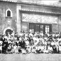 Curs Internacional Montessori a Roma (primavera de 1914) per quin Catalunya pensionà set mestres. Grupo de dexebles entorn de la Doctora Montessori, en el castell de Sant Angelo - L’Obra de María Montessori a Catalunya, in “La ilustració Catalana/Feminal”, n.581, 26 Juliol 1914, pp.2-6.$$$33