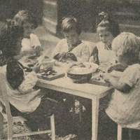 Pulire e tagliare le verdure [anni Venti] - L. Roubiczek, <em>Generalità sugli esercizi di vita pratica</em>, in "L'Idea Montessori", a.II, n.3, novembre 1928, p12.$$$289