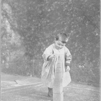 La torretta dei cubi. Scuola Hawker in Inghilterra [primi anni Dieci] - M. Montessori, <i>Il metodo della pedagogia scientifica applicato all’educazione infantile nelle Case dei Bambini</i>, Roma, Ermanno Loescher &amp; C., 1913.$$$80