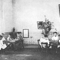 Scuola Montessori a Pekino, in Cina, annessa alla sezione pedagogica dell’Università [anni Venti] - M. Montessori, <i>Il metodo della pedagogia scientifica applicato all’educazione infantile nelle Case dei Bambini</i>, Roma, Maglione & Strini, 1926.$$$9