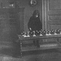 Esercizi col materiale musicale: le campane apparentemente uguali, dànno, colpite con un martello i suoni della scala (toni e semitoni). Essendo oggetti spostabili, la bambina pone in gradazione riconoscendo i soni diversi. [anni Venti] - M. Montessori, <i>Il metodo della pedagogia scientifica applicato all’educazione infantile nelle Case dei Bambini</i>, Roma, Maglione & Strini, 1926.$$$166