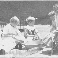 "Casa dei Bambini" di S. Francisco di California. - Maestre Sig.ne Weill [primi anni Dieci] - M. Montessori, <em>Il metodo della pedagogia scientifica applicato all’educazione infantile nelle Case dei Bambini</em>, Roma, Ermanno Loescher & C., 1913.$$$87