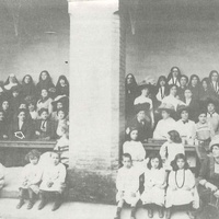 Corso di formazione presso le Suore Missionarie Francescane di Maria di via Giusti a Roma. La freccia a destra indica Montessori, quella a sinistra Alice Franchetti, 1911 (S. Bucci, <i>Educazione dell’infanzia e pedagogia scientifica da Froebel a Montessori</i>, Roma, Bulzoni Editore, 1990, p. 144, Biblioteca ONM).$$$22