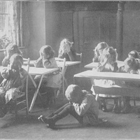 La lezione del Silenzio. "Casa dei Bambini" del Signor Hawker in Inghilterra (Runton-Norfolk). Maestra Sig.na Lidbetter [primi anni Dieci] - M. Montessori, <i>Il metodo della pedagogia scientifica applicato all’educazione infantile nelle Case dei Bambini</i>, Roma, Ermanno Loescher &amp; C., 1913.$$$79