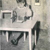 Il bambino ascolta il suono prodotto dalle scatole per appaiare i rumori identici (Scuola Montessori, Colonia Bergamasca, Varazze) [fine anni Quaranta] - M. Montessori, <i>La scoperta del bambino</i>, Milano, Garzanti, 1950.$$$131