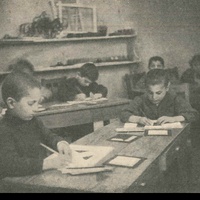 I bambini fanno combinazioni ornamentali coi pezzi degli incastri geometrici [primi anni Dieci] - M. Montessori, <i>L'autoeducazione nelle scuole elementari</i>, Roma, E. Loescher & C. - P. Maglione e Strini, 1916.$$$160