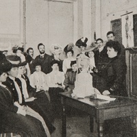 Una lezione di antropologia all’Università di Roma al “Corso di perfezionamento per i licenziati delle scuole normali”, detto anche “Scuola pedagogica”, istituito presso la Facoltà di Lettere all'Università di Roma, 1906 (<i>La nuova Scuola pedagogica a Roma</i>, in “L’Illustrazione Italiana”, 21 luglio 1907, p. 55, Biblioteca ONM).$$$20