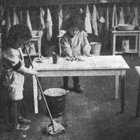 Lavori spontanei. - I bambini si accorgono d'una macchia sul tavolino, di un po' d'acqua sul pavimento. [anni Venti] - M. Montessori, <i>Il metodo della pedagogia scientifica applicato all’educazione infantile nelle Case dei Bambini</i>, Roma, Maglione &amp; Strini, 1926.$$$100