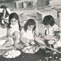 Esercizi di vita pratica (Scuola Montessori, India) [fine anni Quaranta] - M. Montessori, <i>La scoperta del bambino</i>, Milano, Garzanti, 1950.$$$128
