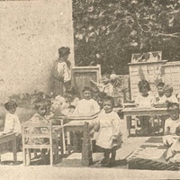 "Case dei Bambini" municipali, a via Bosco Capodimonte 41 (Lavoro di alcuni bambini in terrazza) [Napoli, primi anni Venti] - M. Montessori, <i>Manuale di Pedagogia Scientifica</i>, Napoli, Alberto Morano Editore, 1921.$$$67