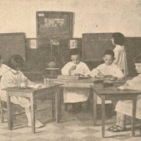 Lezione di "Prima elementare Montessori" municipale a via Banchi Nuovi 13 (Tocco delle lettere, pittura, disposizione delle note sul pentegramma, addizioni con le perline, lavoro con uno scatoliere di grammatica) [Napoli, primi anni Venti] - M. Montessori, <i>Manuale di Pedagogia Scientifica</i>, Napoli, Alberto Morano Editore, 1921.$$$69